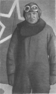 Сергей Павлович Королев (1906—1966), заместитель главного конструктора ГДЛ-ОКБ у самолета Пе-2Р с двигателем РД-1 перед вылетом (1943 г.)