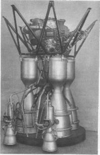 Четырехкамерный двигатель РД-107 первой ступени ракеты-носителя «Восток» тягой 102 тс с двумя рулевыми двигателями на кислородно-керосиновом топливе, давление в камере сгорания 60 кгс/см2. Разработан в 1954—1957 гг. в ГДЛ-ОКБ