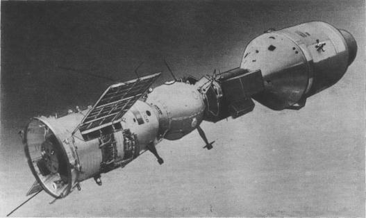 Космические корабли «Союз» и «Аполлон» в состыкованном состоянии (1975 г.)