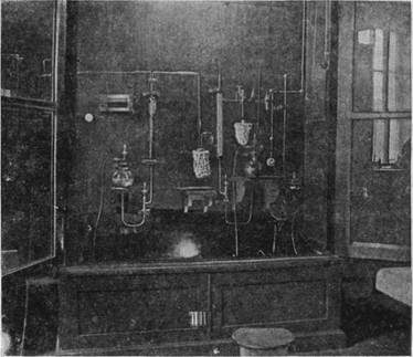 Прибор для добычи эманации радия системы проф. Л. В. Мысовского, установленный в институте. Слева шкаф с раствором радия