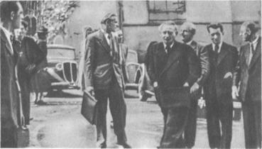 Эссен, 20 июля 1946 г. Справа налево: Отто Гротеволь, Гейнц Реннер, Вильгельм Пик, в центре - Макс Рейман