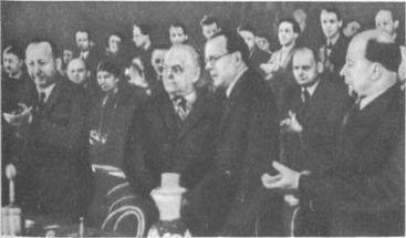 Объединительный (Учредительный) съезд СЕПГ 21 и 22 апреля 1946 г. в Берлине. Вильгельм Пик и Отто Гротеволь - председатели СЕПГ скрепляют рукопожатием решение двух рабочих партий об объединении