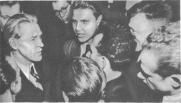 Съезд КПГ 3-5 марта 1951 г. Макс Рейман беседует с делегатами
