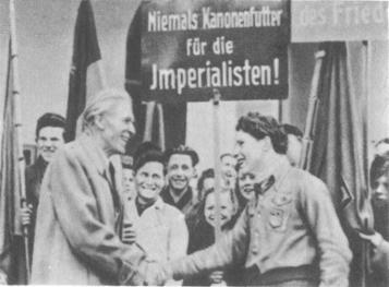 В Ораниенбурге 15 апреля 1950 г. состоялись Конгресс борцов Сопротивления и митинг сторонников мира. Был возложен венок к памятнику советским воинам. Делегация Союза свободной немецкой молодежи приветствует Макса Реймана, прибывшего в Ораниенбург