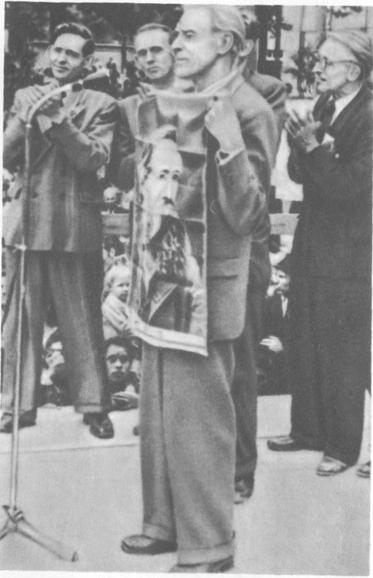 Праздник печати (центрального органа КПГ "Фрайес фольк") в Золингене 3 июля 1953 г. Макс Рейман выступает перед 40 тысячами участников праздника