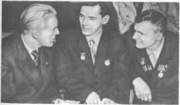 Председатель КПГ Макс Рейман беседует с членами делегации ВЛКСМ на встрече дружбы 21 ноября 1953 г.