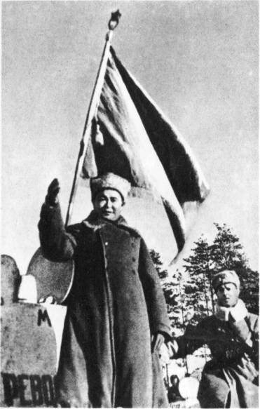 Маршал X. Чойбалсан передает воинам бригады танковую колонну «Революционная Монголия». 1943 г.