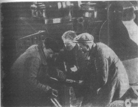 Рабочие-красногвардейцы за изготовлением оружия перед вооруженным восстанием в Москве. 1917 г .