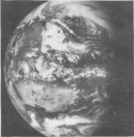 Фотография Земли с расстояния около 90000 км , доставленная автоматическим кораблем «Зонд-5» 21 сентября 1968 г . 