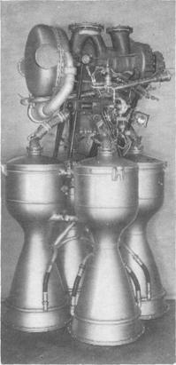 Четырехкамерный двигатель РД-214 первой ступени ракеты-носителя «Космос» тягой 74 тс на азотнокислотно-углеводородиом топливе. Разработан в ГДЛ-ОКБ в 1952—1957 гг.