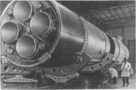 Третья ступень ракеты-носителя «Союз» с четырехкамерным кислородно-керосиновым двигателем тягой 30 тс, разработанным в ОКБ С. А. Косберга (1959—1964 гг.)