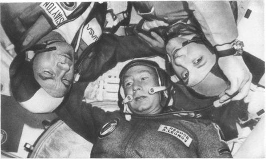 Космонавты Д. Слейтон, Т. Стаффорд и А. Леонов на борту «Союза-19» на орбите ( 1975 г .) 