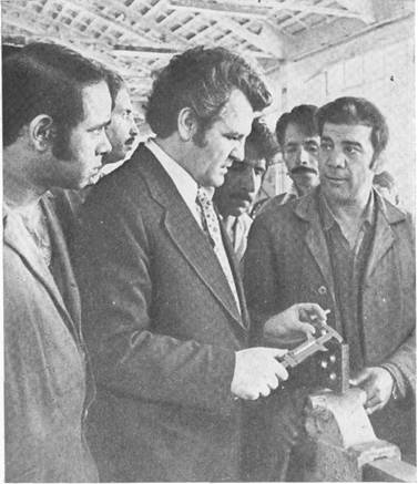 Джангалакский авторемонтный завод. Он был построен в Кабуле при содействии СССР. Фотообъектив запечатлел момент встречи афганских рабочих с советским инженером В. Жихаревым. 